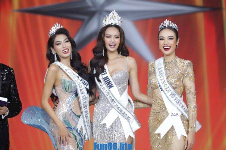 “Soi” sắc vóc nóng bỏng của top 3 Hoa hậu Hoàn vũ Việt Nam 2022