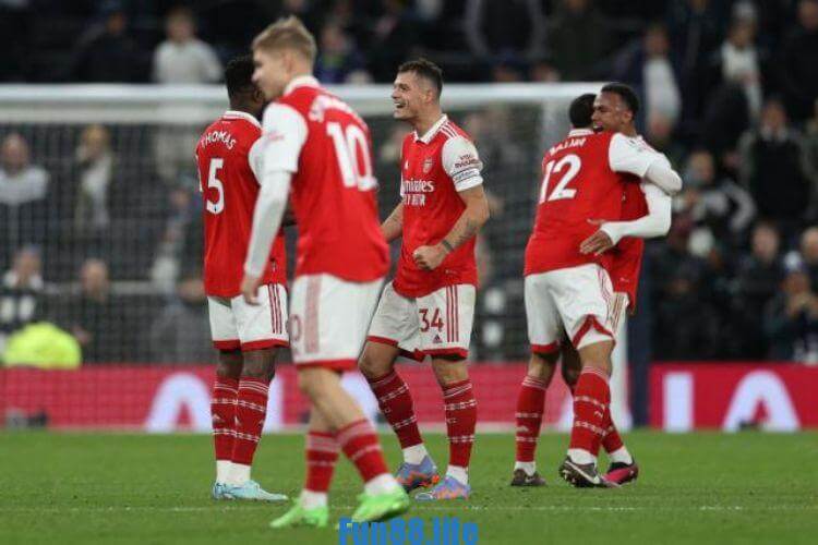 Arsenal băng băng về đích – Liverpool ngập sâu khủng hoảng