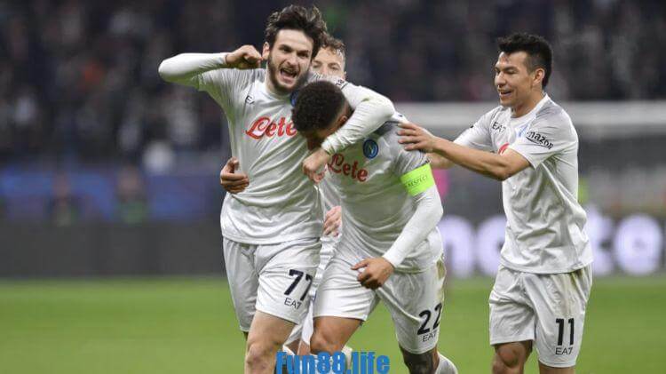 Napoli chạm một tay vào tấm vé tứ kết Champions League