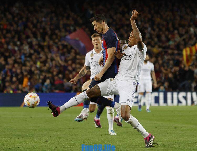 Hattrick của Benzema giúp Real đại thắng Barcelona